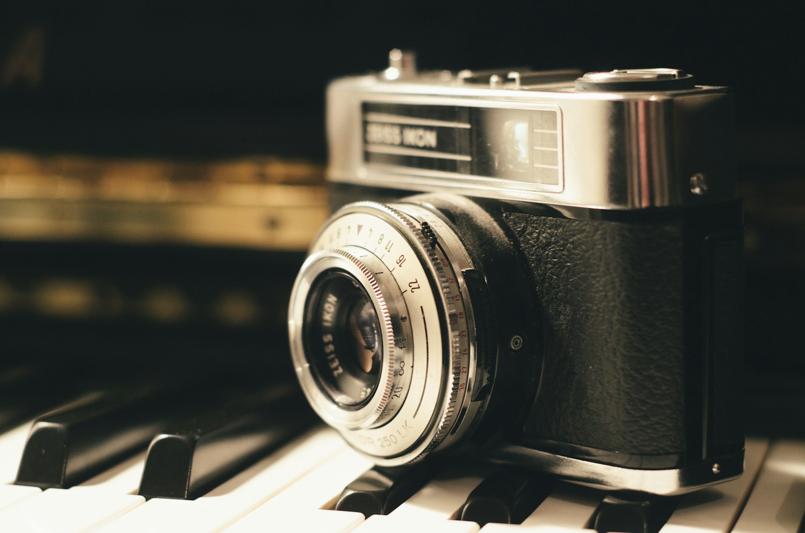 The Magic of Film: Unlocking the World of Vintage Film Cameras